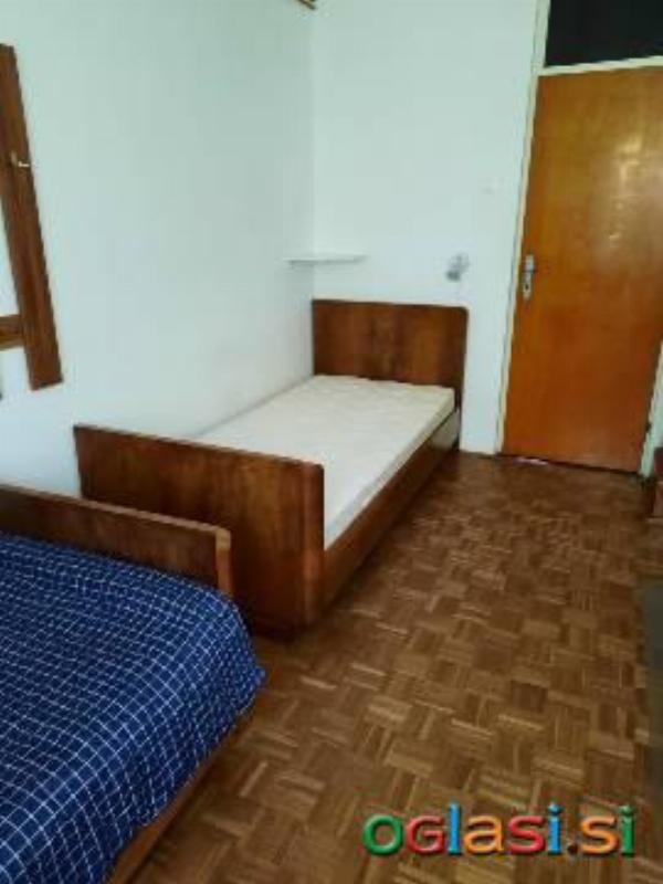 V 3-sobnem stanovanju na Viču oddamo 2-posteljno sobo.  Oprema: 2x postelja, 2x