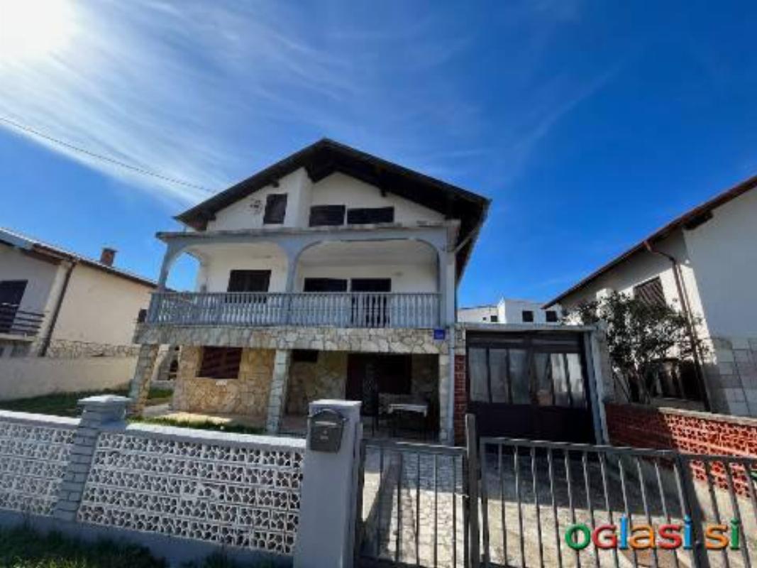 V bližni Zadra, v mestu Posedarje, prodamo samostojno hišo s pomožnim objektom i