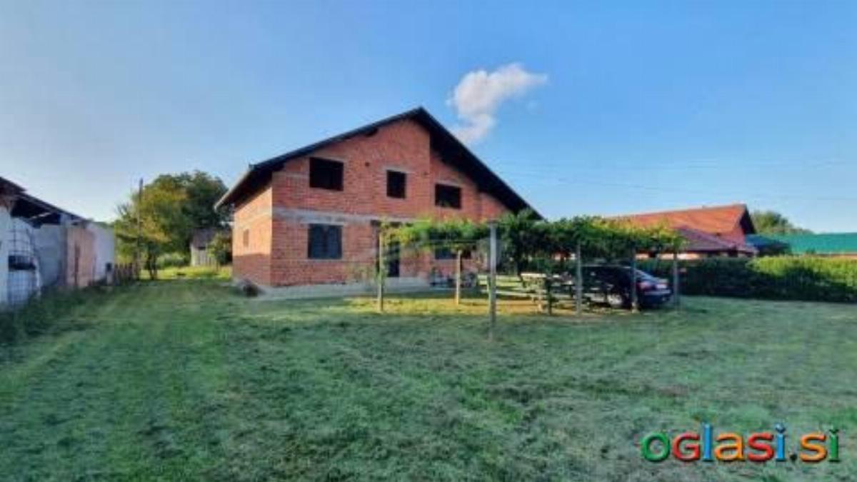 HIŠA TLORISNE POVRŠINE 129 M2 Z GOSPODARSKIM POSLOPJEM 79 M2 NA ZEMLJIŠČU V SKUP