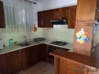 V Fiesi oddamo apartma za 4 osebe, oddaljen od morja 50 m. Apartma zajema kuhinj