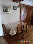 V Fiesi oddamo apartma za 4 osebe, oddaljen od morja 50 m. Apartma zajema kuhinj