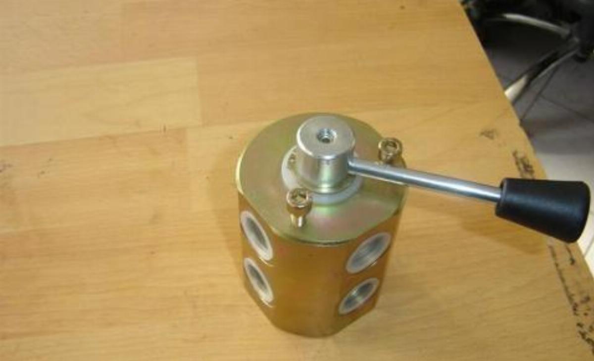 Ventil,hidr.,preusmeritveni,1/2',60l/min,300 bar,2+2 izhoda