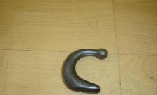 Klini za pritrditev vrvi na traktorski prikolici