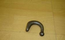 Klini za pritrditev vrvi na traktorski prikolici