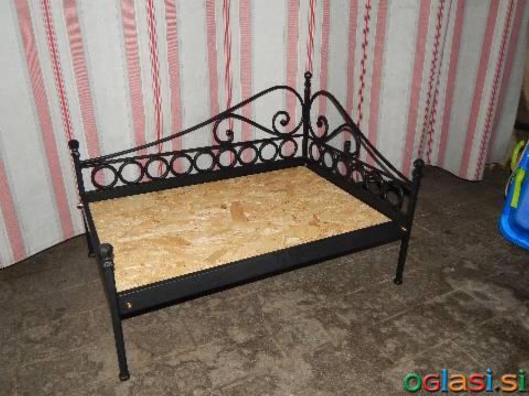 Kovana postelja za hišne ljubljenčke