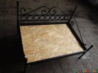 Kovana postelja za hišne ljubljenčke