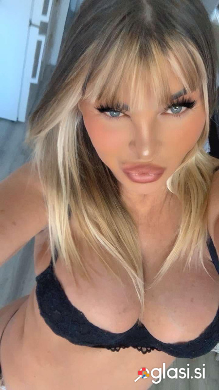 Vroča blondinka nudi nepozabno izkušnjo.