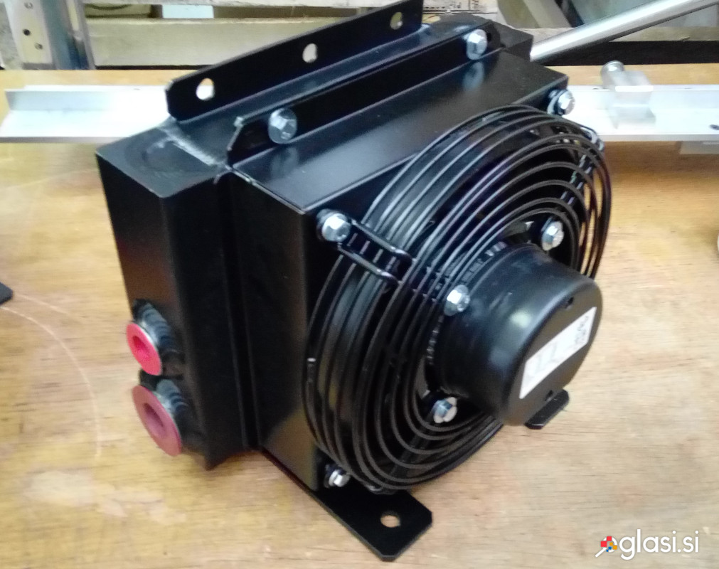 Zračni hladilnik olja - 12, 24 oz. 220 V